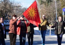 Дебармаалци не ја заборавија традицијата: Со песна и оро влегоа во новата 2026 година