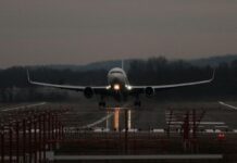 Драма над Барселона: Aвион принудно слета, полицијата го опколи леталото