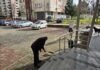 Муамет и Андреј со лична иницијатива ја чистат и ја уредуваат јавната средина