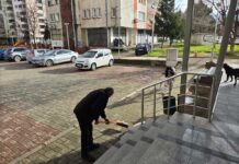 Муамет и Андреј со лична иницијатива ја чистат и ја уредуваат јавната средина