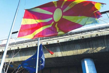 Македонија кон ЕУ – отворени врати, пломбиран праг!