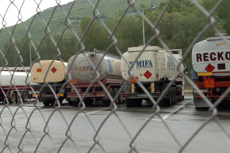 Превозниците од Македонија и од регионот утре напладне ќе ги блокираат граничните премини поради Шенген-правилата