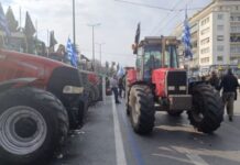 Закажаната средба за вторник на стаклени нозе: Грчките земјоделци што ги блокираат патиштата попладнево одлучуваат дали ќе се сретнат со премиерот