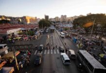 Раст на цените, редици и вознемиреност: Како живеат Венецуелците по американската воена операција?