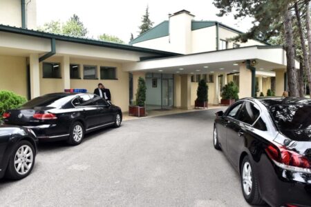 ПРЕМИЕРОТ МИЦКОСКИ РЕШИ ДА ОРГАНИЗИРА МЕЃУПАРТИСКА СРЕДБА: Почна испраќањето на поканите за лидерска средба до парламентарните групи во Собранието