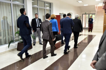 ПОВИКОТ НА ПРЕМИЕРОТ ЗА МЕЃУПАРТИСКИ ДОГОВОРИ ГИ РАЗБРАНУВА РЕДОВИТЕ НА ОПОЗИЦИЈАТА: Лидерската средба со отворени врати и гостинско „мени“