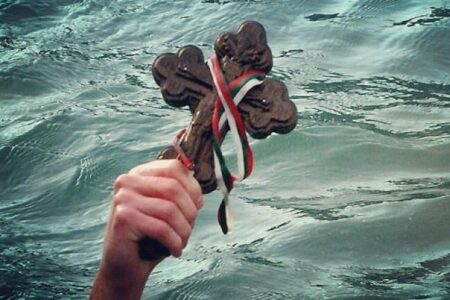 Скокањето по Светиот крст е опасно за учесниците?!