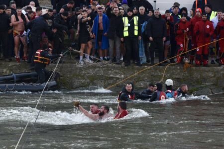 Одбележување на празникот Богојавление – Водици во Скопје – Бог се јави!: 24-годишниот Дарко Митровиќ најбрзо стаса до чесниот крст/ФОТО