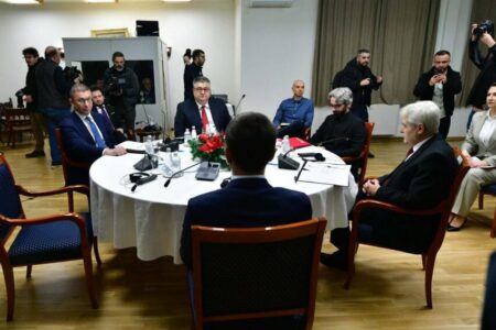 КОНСТРУКТИВНА ЛИДЕРСКА СРЕДБА БЕЗ ОПОЗИЦИСКАТА СДСМ: Пржинската влада се укинува, но не на следните избори?