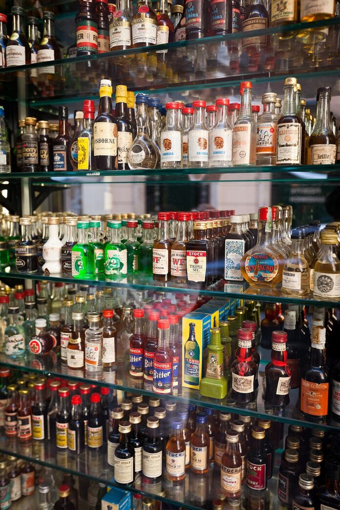 Liquer_shop_Roma_(5540486840)