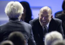 Министерот на Трамп исвиркан на вечерата во Давос, шефицата на ЕЦБ ја напушти салата