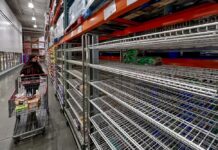 Американците ги „исчистија“ рафтовите: Маркетите преплавени, граѓаните во страв од потенцијално катастрофална зима