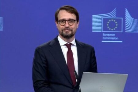 Ламерт: ЕЕС системот не менува правила за престој во Шенген и нема да ги „напаѓа“ работните права на возачите