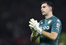 Мартинез помеѓу стативите