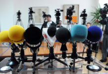 Јавниот збор, кој никогаш не бил на високо ниво, го доживува својот најголем пад: „Прдежи“, „тетки на чешма“, „измеќари“… – уличарски жаргон на политичката елита