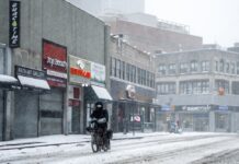 „Градот што никогаш не спие“ под снежна опсада: Отворени се 10 „центри за затоплување“ и 126 засолништа за граѓаните во Њујорк