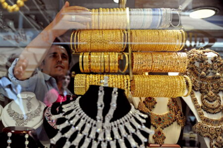 Златна треска за богатите, луксуз за граѓаните