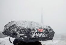 Обилни снежни врнежи и лапавици ги претворија патиштата во Франција во лизгалишта – пет жртви во сообраќајот