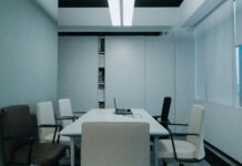 ДЕБАТА ЗА НОВИОТ ЗАКОН ЗА ВИСОКИТЕ РАКОВОДИТЕЛИ, МИНЧЕВ НАЈАВИ МЕРИТ – ПРИНЦИП: Нема веќе вечни функционери и директори