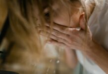 Промените се неверојатни: Миење на проблематична кожа со мед – наместо да реагира на него, се смирува и непријатните симптоми исчезнуваат