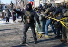 Сведоци- очевидци на убиството во Миенаполис тврдат: Агенти застрелаа невооружен маж кој се обиде да ѝ помогне на жена