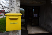 Лажни поштари им ги празнат картичките на граѓаните!