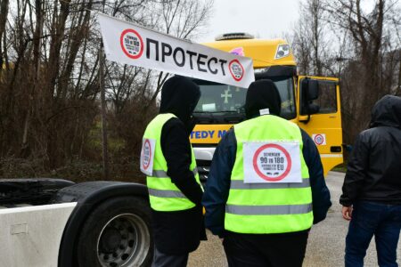 Посебна виза за професионалните возачи ќе ги тргне блокадите?   