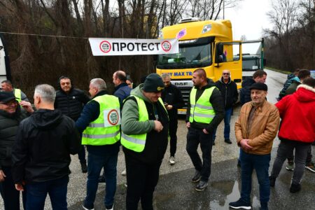 Камионџиите на нозе, економијата на колена, Брисел под притисок  