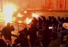 Тирана во пламен: Молотови коктели беа фрлени врз зградата на владата/ВИДЕО