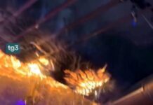 Нов вознемирувачко видео од трагедијата во Кран-Монтана: Таванот пламнува од прскалки на шишиња шампањ, присутните денсаат и снимаат со мобилните/видео