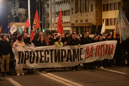 „Ако не ги зголемите нашите доаѓаме по вашите плати“, порача претседателот на ССМ Слободан Трендафилов од протестот