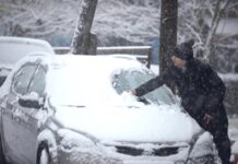 Невремето предизвика колапс низ цела Европа: Откажани летови, возови и фериботи, заглавени камиони, снегот продолжува да вее