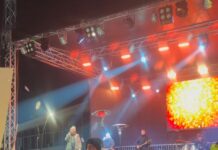 Хаос на празничната прослава во Чачак: Ана Бекута гаѓана со снежни топки за време на настапот/ВИДЕО