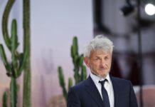 Забраната не важи за него – Шон Пен запали цигара на доделувањето на Златните глобуси/ФОТО