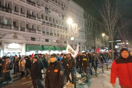 „Ако не ги зголемите нашите доаѓаме по вашите плати“, порача претседателот на ССМ Слободан Трендафилов од протестот