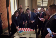 Републиканците на забава сечеа торта во облик на Гренланд покриена со американско знаме/ВИДЕО