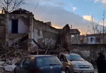 Се урна стара куќа во центарот на Битола и оштети неколку возила