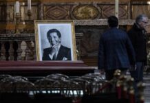 Со бело цвеќе и неговиот портрет во црно-бело, Рим се збогува модната легенда: Холивуд и модната индустрија му оддадоа последна почит на Валентино