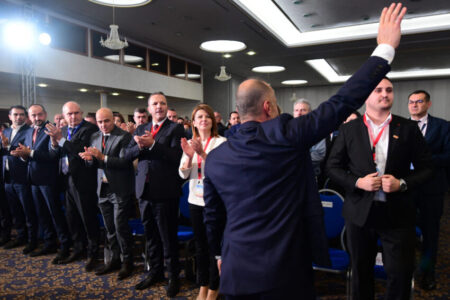 НАЈГОЛЕМАТА ОПОЗИЦИСКА ПАРТИЈА НА КРСТОПАТ: Нова партија, фракција или стивнување на расколот – носи ли расплет конгресот на СДСМ?!