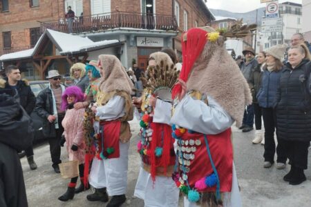 „ВЕЧЕР“ на „театар на отворено“ во Вевчани: Карневално Дефиле под маски, 2026/ФОТО