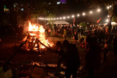 Традицијата посилна од предупредувањата, а чистиот воздух и здравјето… на последно место: Бадникови огнови во скопските населби/ФОТО