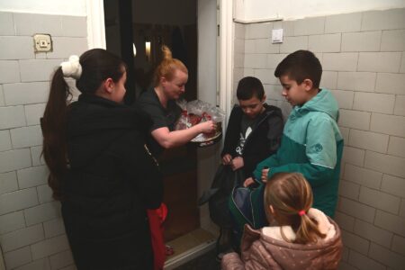 Од врата до врата со песна и надеж: Коледарчињата ја донесоа божиќната радост