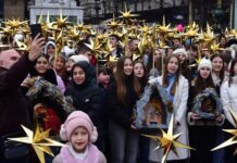 Коледарчињата во Бадниковата поворка низ Скопје ја споделија радоста на празникот пеејќи „Вечниот Бог слезе, и во Дева се всели“/ФОТОГАЛЕРИЈА