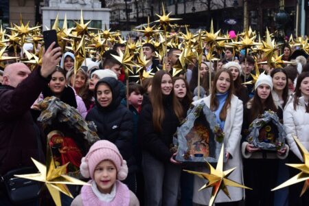Коледарчињата во Бадниковите поворки низ Скопје ја споделија радоста на празникот пеејќи „Вечниот Бог слезе, и во Дева се всели“/ФОТОГАЛЕРИЈА