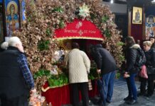 Во пресрет на Божик: Традиционална прослава на Бадник пред Соборниот Храм во Скопје /ФОТОГАЛЕРИЈА