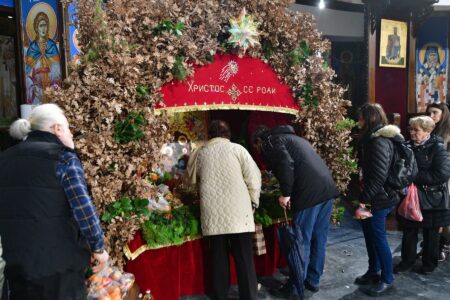 Пред Соборниот храм во Скопје Традиционална прослава на Бадник пред Соборниот Храм/ФОТОГАЛЕРИЈА