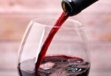 Се двоумите дали да послужите веќе отворено вино: Еве како ќе препознаете дека го има истиот квалитет