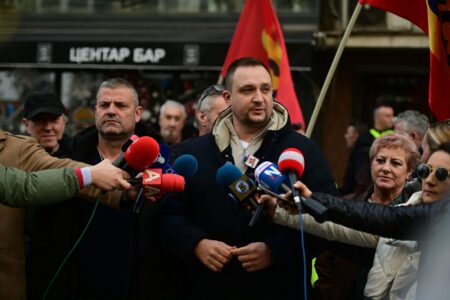 Работниците не сакаат социјална помош, туку плата за пристоен живот