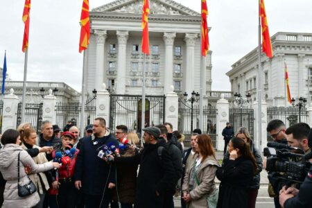 Во Буџетот има пари за повисоки плати, но не за работниците