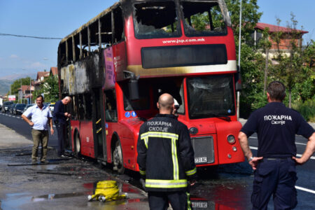 РИЗИКОТ ОД АВИОНОТ ШТО МОЖЕ ДА ПАДНЕ И ОД АВТОБУСИТЕ ШТО ГОРАТ СЕ ТРГА СО ДОГОВОР И СО ДОВЕРБА: Мора ли големите државни набавки да носат и големи партиски кавги?